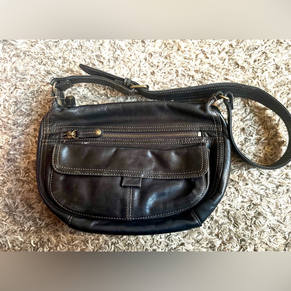 Vintage fossil leather shoulder bag. In excellent shape